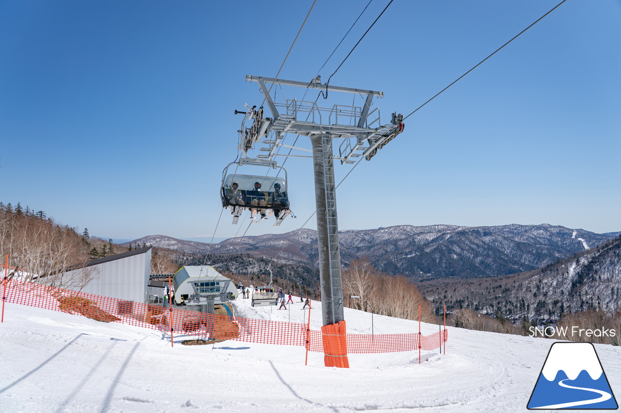 札幌国際スキー場｜ゴールデンウイーク初日も全コース滑走可能OK！！真っ白な雪と澄んだ青空 ＝ 絶好の春スキー＆スノーボード日和♪そして、日本海の彼方に、なんと利尻富士が見えた？！